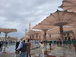 madinah, saudi Arabien, 29 Mars 2024 - skön dagtid utomhus- se av profetens moské madinah i mörk moln och regn. foto