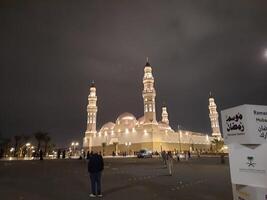 madinah, saudi Arabien, 12 april 2024 - skön nattetid utomhus- se av quba moské madinah i mörk moln och regn. foto