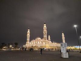 madinah, saudi Arabien, 12 april 2024 - skön nattetid utomhus- se av quba moské madinah i mörk moln och regn. foto