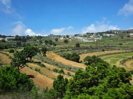 hisnande naturlig skönhet av abha i saudi arabien i de sommar säsong. hög berg, grönska, låg moln och dimma är de skönhet av abha. foto