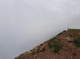 hisnande naturlig skönhet av abha i saudi arabien i de sommar säsong. hög berg, grönska, låg moln och dimma är de skönhet av abha. foto