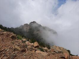 hisnande naturlig skönhet av abha i saudi arabien i de sommar säsong. hög berg, grönska, låg moln och dimma är de skönhet av abha. foto