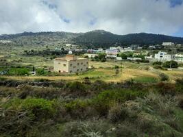 hisnande naturlig skönhet av abha i saudi arabien i de sommar säsong. hög berg, grönska, låg moln och dimma är de skönhet av abha. foto