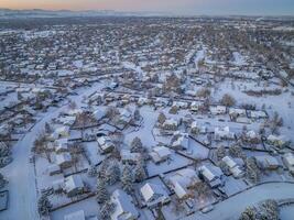 vinter- skymning över bostads- område av fort collins i colorado foto