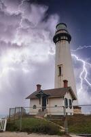 dramatisk kust fyr under blixt- storm, Kalifornien. foto