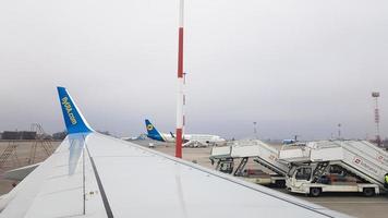 ukraina, borispol - 27 mars 2020. utsikt från fönstret på sätet för ett kommersiellt passagerarplan på en vinge parkerad på flygplatsen. ukrainska internationella flygbolag. flaggskeppsflygbolag