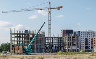 stor byggarbetsplats. processen för kapitalkonstruktion av ett höghus bostadskomplex. betongbyggnad, konstruktion, industriplats. Ukraina, Kiev - 28 augusti 2021. foto