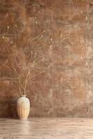 lugn interiör elegans en vas med grenar mot en rustik stuck vägg foto