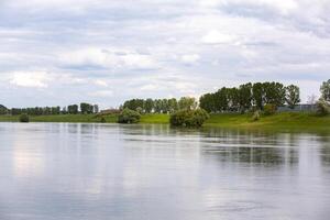 skön sommar landskap med grön träd, grön ängar på de Bank av de flod i republik av moldavien. foto