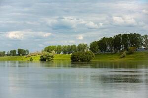skön sommar landskap med grön träd, grön ängar på de Bank av de flod i republik av moldavien. foto