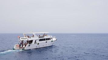 egypten, sharm el sheikh - 20 september 2019. turistkryssningsbåt med turister i Röda havet. röda havets landskap. vita yachter väntar på turister i Egyptens azurblå vatten. foto