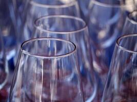 många rena vin glasögon på restaurang tabell foto