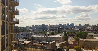 Flygfoto över kiev-regionen med en modern stadsbyggnad blandat med historiskt, vackert ljus vid den gyllene timmen. stadssilhuett av kiev city från en fågelflygning. bakgrundsbild. foto