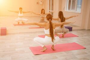 två skön kvinnor do yoga, sporter i de Gym. de begrepp av nåd och skönhet av de kropp. foto