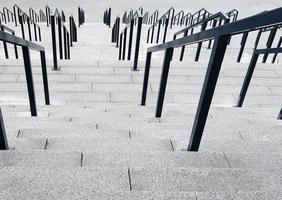 extern flerstegs stentrappa. det finns många trappor och räcken av metall. många steg i en stadsmiljö, symbolisk abstrakt bakgrund. foto