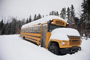 övergiven konstiga skolbuss foto