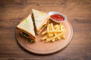 Club sandwich med pommes frites foto