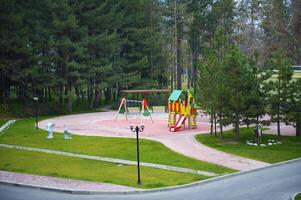 en färgrik barn lekplats på parkera foto