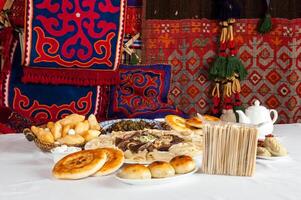 nationell kazakh maträtter beshparmak, manty, baursak foto