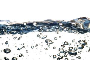 färsk vatten med vågor och bubblor foto