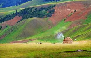 de kazakh bostad i de bergen yurta foto