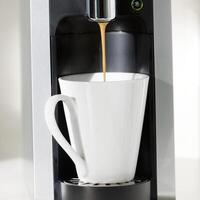 en coffe maskin är bryggning några kaffe. foto