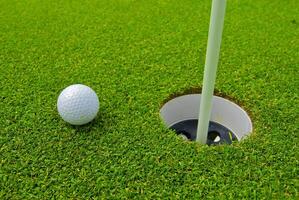 spel i de golf klubb mot de bakgrund av de grön saftig gräs foto
