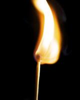 trä- match brinnande på en svart bakgrund foto
