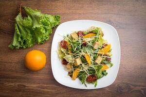grönsaker friska sallad, orange, tomater, ruccola och ost foto