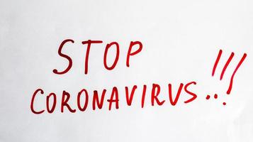 nytt coronavirus - 2019-nkov. stoppa coronavirus inskription med röd markör på ett vitt ark. begreppet karantän coronavirus i världen. foto