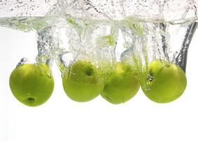 en serie, gröna äpplen i vatten foto