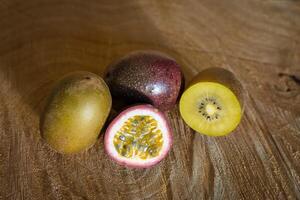 saftig av passionen frukt och kiwi på en trä- bakgrund foto