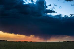 elektrisk storm i lantlig pampas landskap, la pampa provins, patagonien, argentina. foto