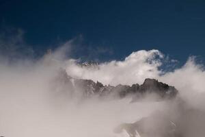 de mont blanc berg räckvidd sett från punta hellbronner i juli 2023 under de snö foto