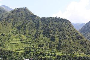 skön dag tid se av keran dal, neelam dal, kashmir. grön dalar, hög bergen och träd är synlig. foto