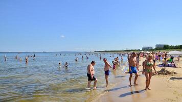 swinoujscie, polen. 15 augusti 2023. människor koppla av på de fullt med folk strand av de baltic hav på de ö av usedom. foto