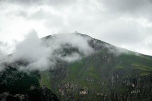 utmärkt landskap av livigno, i de valtellina i de provins av sondrio. de Lombardiet alps i de sommar av 2023 foto