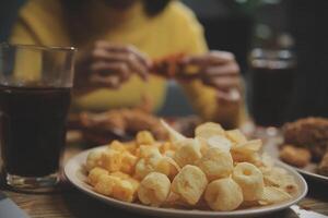 fett kvinna bita bit av pizza, övervikt kvinna är äter snabb mat, asiatisk flicka är hungrig foto