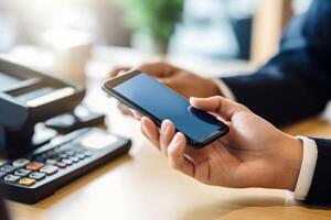 människor och modern teknologi begrepp stänga upp av afrikansk affärsmän hand innehav kopia Plats smart hpone stänga till postsystem medan betalande för räkningen efter lunch på restaurang punkt o, generativ ai foto