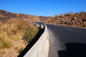 en väg i de berg , detta väg är känd som quetta väg, rakhi gaj stål bro är känd i de värld dess en ny undra i sammandragning i pakistan på 2023-09-25 foto