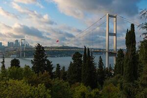 istanbul se. stadsbild av istanbul och bosphorus bro med molnig himmel foto