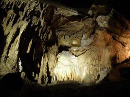 stalaktit och stalagmit grotta foto