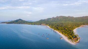 antenn se av koh mook eller muk ö i morning.it är en små idyllisk ö i de andaman hav i de söder av thailand. foto