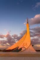 uzbekistan, Tasjkent - oktober 4, 2023 monument av oberoende i de form av en stele med en humo fågel på en skymning med cliody himmel i de ny uzbekistan parkera. foto