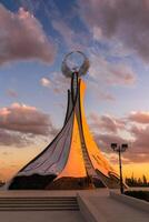 uzbekistan, Tasjkent - oktober 4, 2023 monument av oberoende i de form av en stele med en humo fågel på en skymning med cliody himmel i de ny uzbekistan parkera. foto