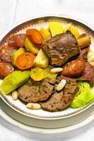 pott au feu, klassisk franska kök med kött och grönsaker kokta på de tallrik foto