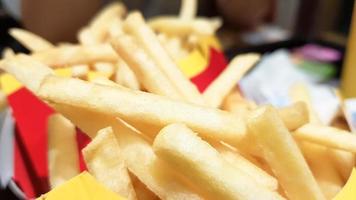 pommes frites och hamburgare i en snabbmatsrestaurang. inte hälsosam mat på bordet foto