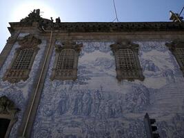 detalj av azulejos målad keramisk av karmeliter kyrka med vår lady av montera karmel. i de Centrum av Porto, portugal. foto