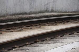 detalj av spårvagn spår i porto portugal se från bro på de douro flod stadsbild foto