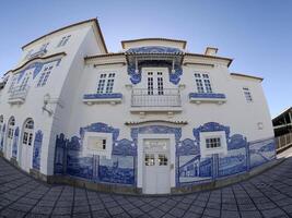 aveiro järnväg station är historisk byggnad utsirad med många typisk blå azulejos paneler av fabrik fabrica da fonte nova visning regional motiv. portugal. foto